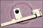 Pravítko na šití a vyšívání přesných kružnic pro šicí strojes horizontálním chapačem.
