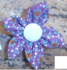 kanzashi květina 8cm fialová se vzorem s bílým středem      možnost použít jako brož nebo do vlasů.                     Ruční práce z látky