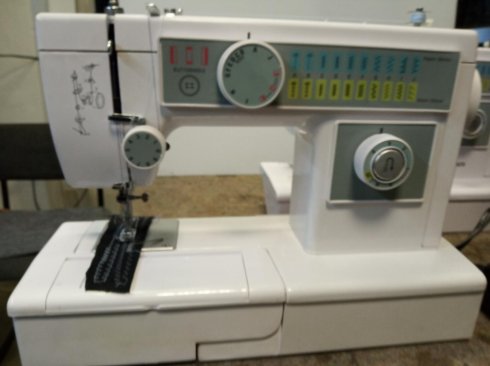 repasovaný celokovový šicí stroj  TESCO SEW 1, 20 základních a pružných stehů 