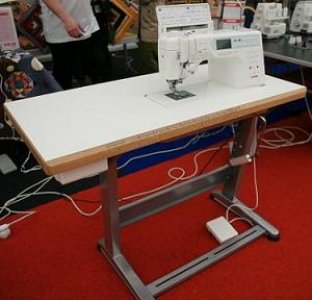 Průmyslový šicí stůl pro Janome MC 6600.