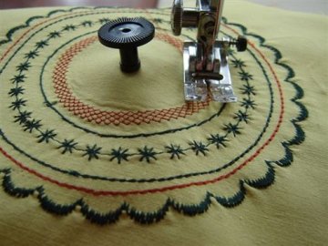 Pravítko na šití a vyšívání přesných kružnic pro šicí strojes horizontálním chapačem.-